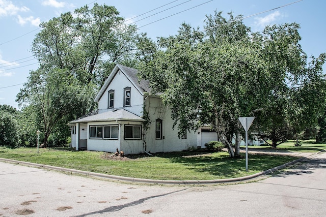 808 Franklin Ave, Wabasha, MN 55981 - view of front facade featuring a front yard, stucco siding, and an attached garage