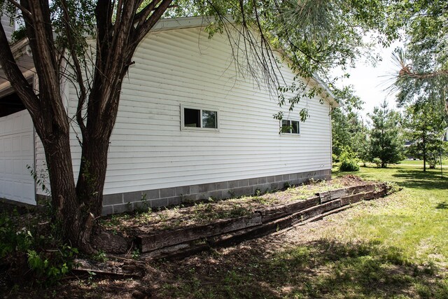808 Franklin Ave, Wabasha, MN 55981 - view of side of home with a garage and a lawn