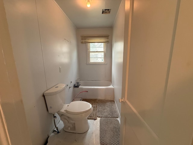 139 Petrick St, Appleton, MN 56208 - bathroom featuring toilet, a bathtub, and crown molding