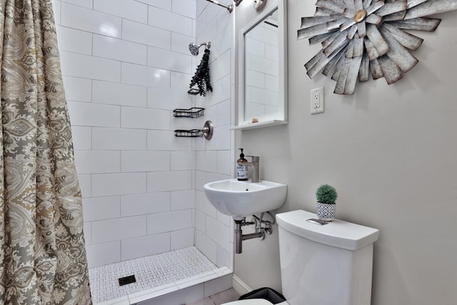 1807 Minnehaha Ave W, Saint Paul, MN 55104 - full bathroom with a tile shower and toilet