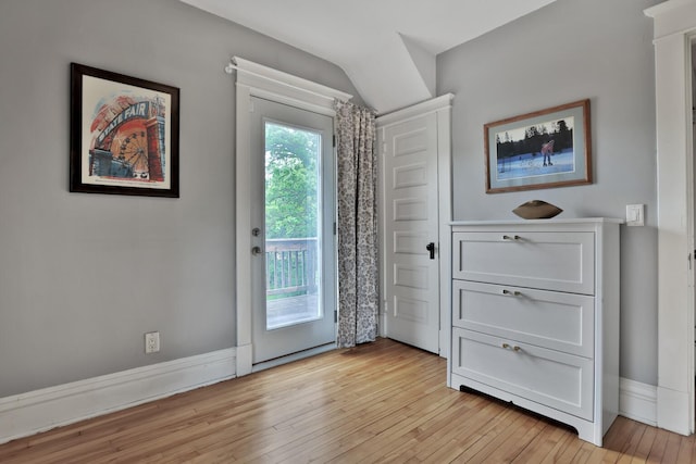 1807 Minnehaha Ave W, Saint Paul, MN 55104 - entryway featuring light wood finished floors and baseboards