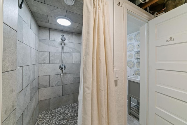 724 1st Ave NW, New Brighton, MN 55112 - full bathroom with tiled shower and vanity