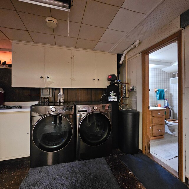 1902 1st Ave NW, Austin, MN 55912 - washroom featuring cabinet space and washing machine and clothes dryer