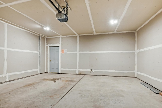 185 21st Ave SW, Cambridge, MN 55008 - garage with a garage door opener