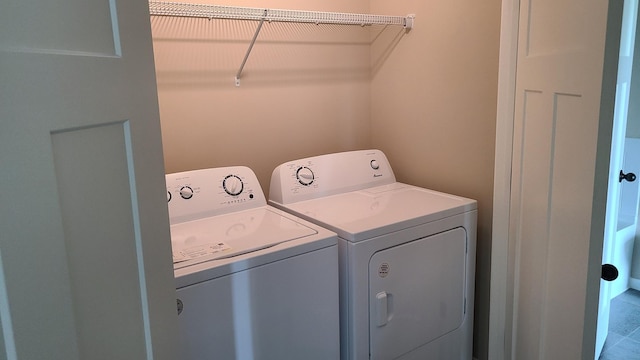 1027 45th Ave NE, Saint Cloud, MN 56304 - laundry area featuring washing machine and dryer