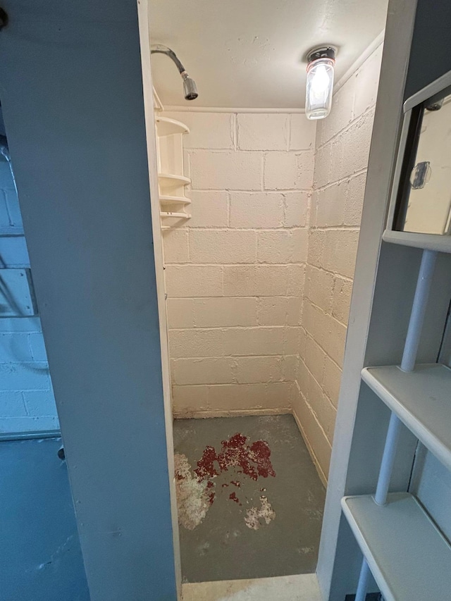 912 Arnold Ave N, Thief River Falls, MN 56701 - bathroom featuring concrete flooring and concrete block wall