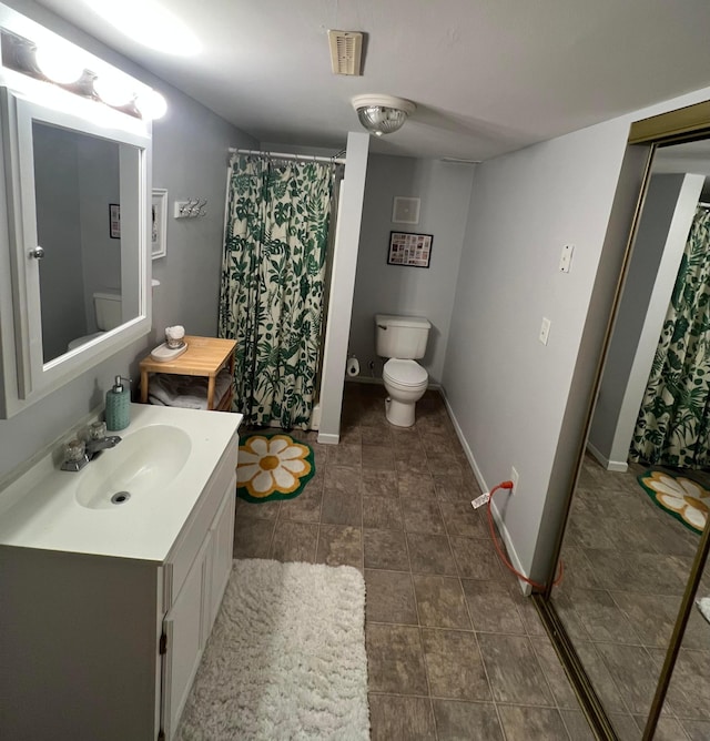 4901 Bryant Ave S, Minneapolis, MN 55419 - bathroom featuring toilet, vanity, baseboards, and curtained shower