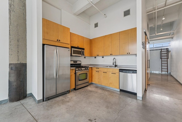 700 Washington Ave N Unit 601, Minneapolis, MN 55401 - kitchen featuring appliances with stainless steel finishes, a towering ceiling, and finished concrete flooring