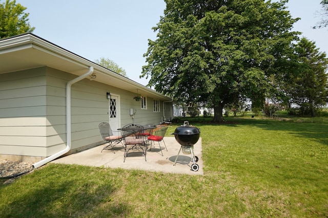 2805 12th Ave NW, Willmar, MN 56201 - view of grassy yard featuring a patio