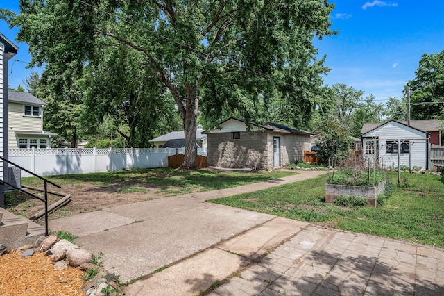 404 8th Ave S, Princeton, MN 55371 - view of yard featuring an outbuilding