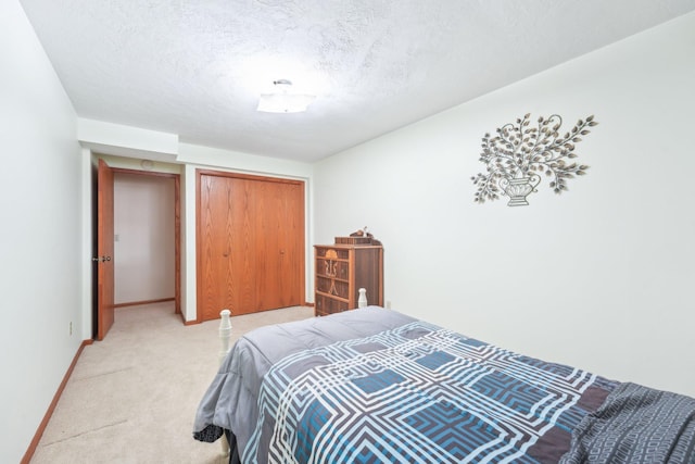 1852 13th Ave W, Shakopee, MN 55379 - bedroom featuring light carpet, a closet, a textured ceiling, and baseboards