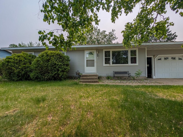 1422 6th St SE, Wadena, MN 56482 - ranch-style home featuring a garage, a front lawn, and entry steps