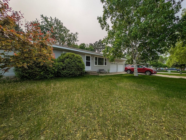 1422 6th St SE, Wadena, MN 56482 - view of front of property with a garage and a front yard