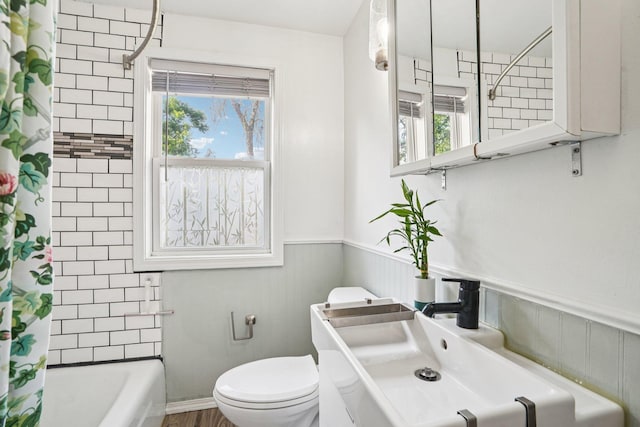 1524 Arlington Ave E, Saint Paul, MN 55106 - full bath featuring plenty of natural light and shower / tub combo