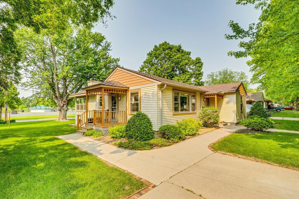 7 Park Dr, Northfield, MN 55057 - view of front of property featuring a front yard and a porch