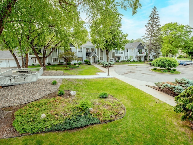 4010 52nd St Unit 204, Minneapolis, MN 55417 - view of grassy yard featuring a residential view