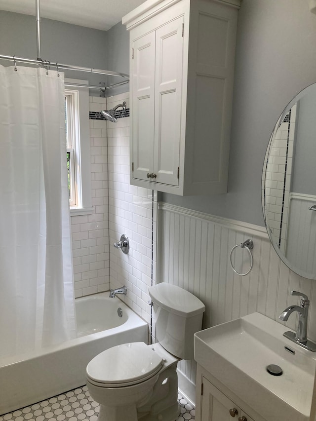112 Harriet St S, Stillwater, MN 55082 - full bathroom featuring toilet, shower / bathtub combination with curtain, a wainscoted wall, and vanity