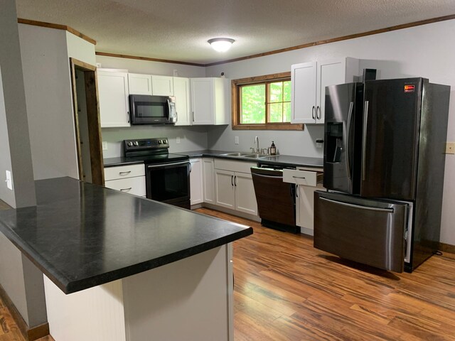 320 Wagonner Ave E, Hackensack, MN 56452 - kitchen with black appliances, a peninsula, a sink, dark countertops, and a textured ceiling