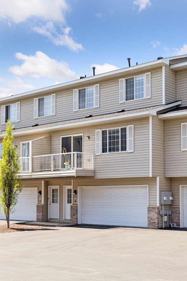 2517 Cobble Hill Ct Unit I, Woodbury, MN 55125 - view of front facade with an attached garage and concrete driveway