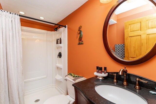 1218 6th St NW, Dodge Center, MN 55927 - full bath featuring curtained shower, recessed lighting, vanity, and toilet