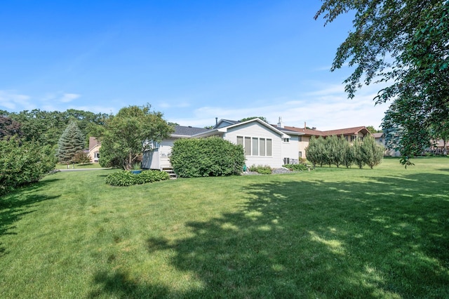 1902 Duck Pond Dr W, Saint Paul, MN 55118 - view of grassy yard