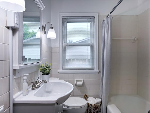 1759 Arlington Ave E, Saint Paul, MN 55106 - full bathroom with tile walls, shower / bath combination with curtain, toilet, and vanity