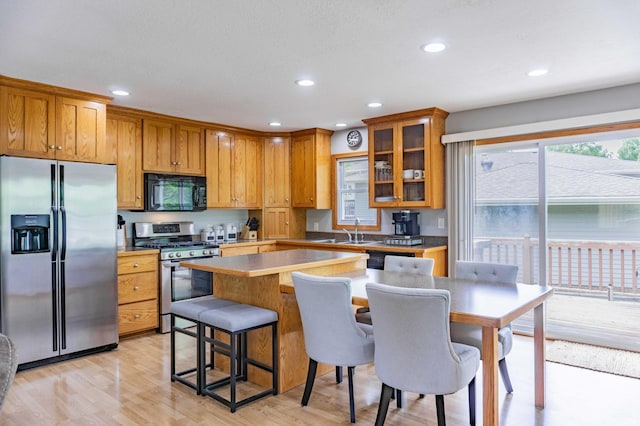 319 Casper Cir, Norwood Young America, MN 55368 - kitchen with appliances with stainless steel finishes, recessed lighting, a center island, a sink, and a kitchen breakfast bar