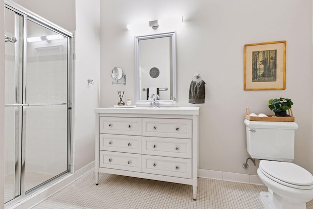 301 Clifton Ave Unit 1K, Minneapolis, MN 55403 - bathroom featuring toilet, vanity, a tile shower, and baseboards