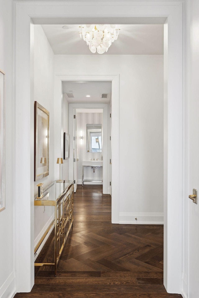 1111 River Pkwy Unit 26C, Minneapolis, MN 55415 - hallway featuring a chandelier and baseboards