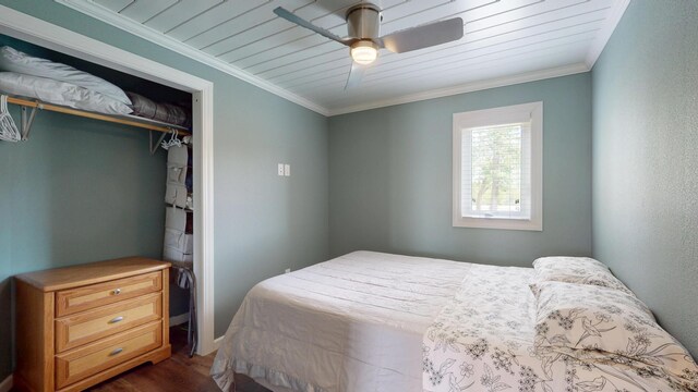 27096 Little Floyd Lake Rd Unit 1, Detroit Lakes, MN 56501 - bedroom featuring dark wood-type flooring, a closet, ornamental molding, and a ceiling fan