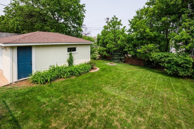 971 Mclean Ave, Saint Paul, MN 55106 - view of yard featuring an outdoor structure