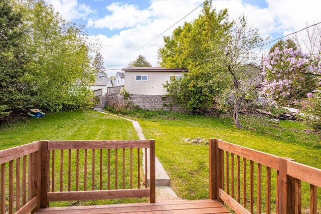 627 Skyline Pkwy, Duluth, MN 55805 - wooden deck featuring a yard