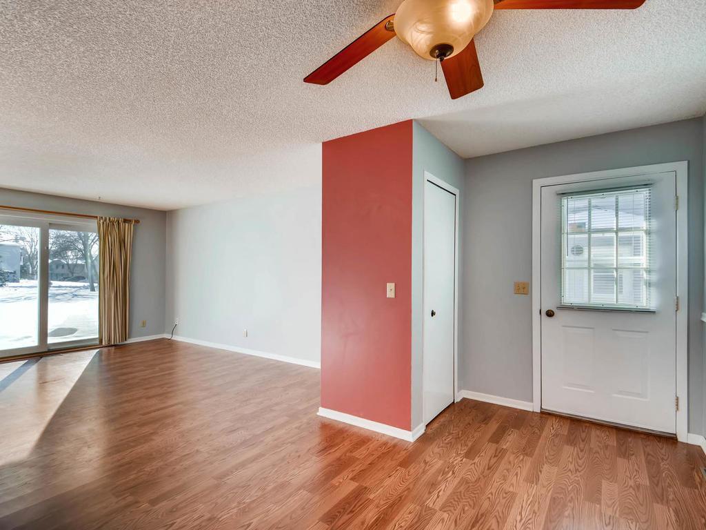 1029 Pond View Ct, Vadnais Heights, MN 55127 - unfurnished living room featuring a textured ceiling, wood finished floors, baseboards, and ceiling fan