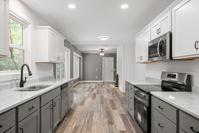 11600 Timberline Rd, Minnetonka, MN 55305 - kitchen featuring appliances with stainless steel finishes, gray cabinetry, a sink, light wood-type flooring, and recessed lighting