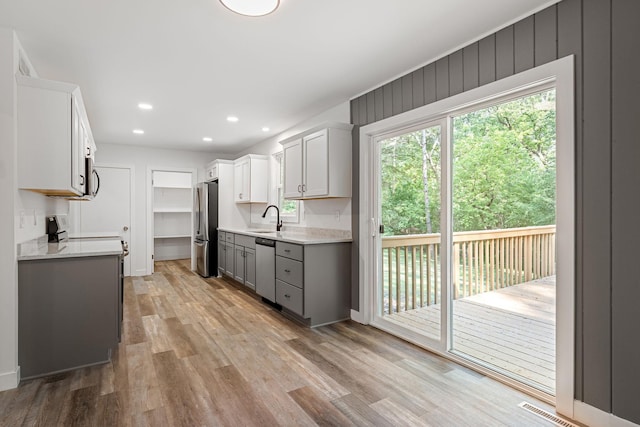 11600 Timberline Rd, Minnetonka, MN 55305 - kitchen featuring appliances with stainless steel finishes, a sink, light wood-style flooring, gray cabinetry, and recessed lighting