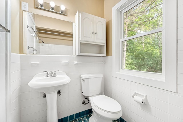 11600 Timberline Rd, Minnetonka, MN 55305 - bathroom with tile walls and toilet