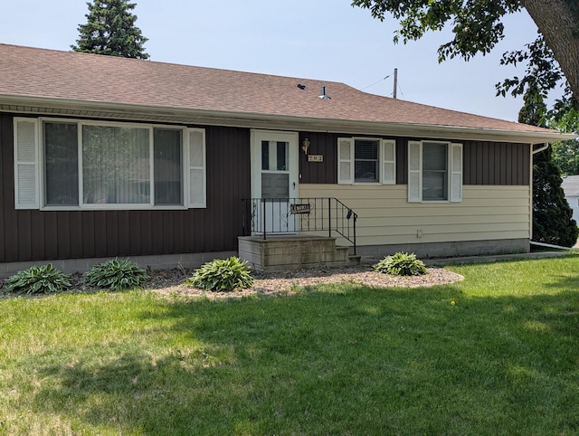 702 Hills Ln, Albert Lea, MN 56007 - ranch-style home with a front yard and a shingled roof