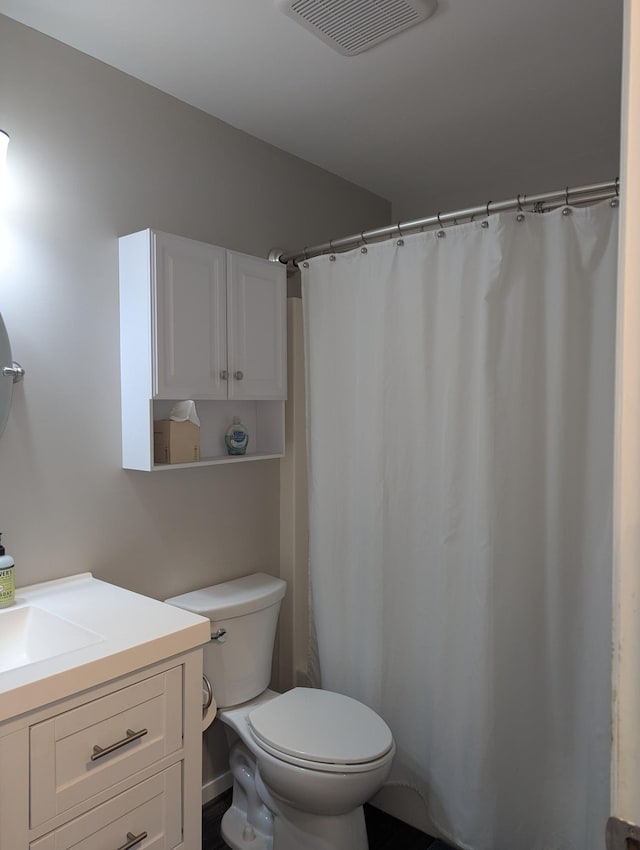 702 Hills Ln, Albert Lea, MN 56007 - full bath featuring toilet, vanity, and curtained shower