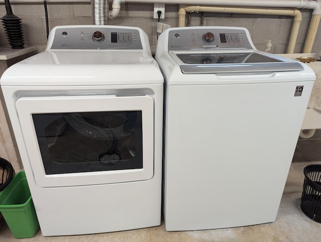 702 Hills Ln, Albert Lea, MN 56007 - laundry area featuring separate washer and dryer