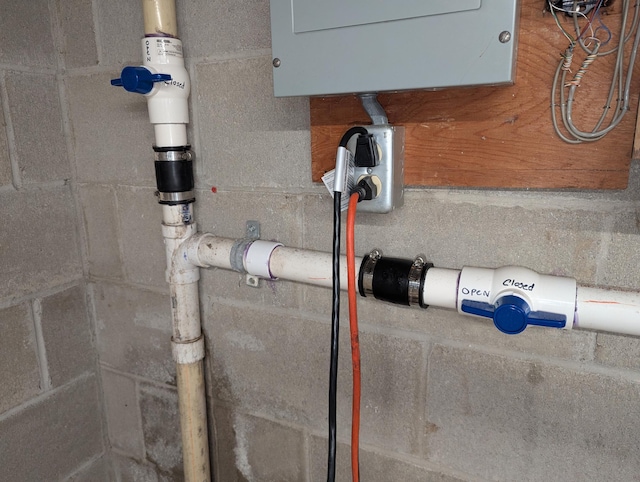 702 Hills Ln, Albert Lea, MN 56007 - detailed view of electric panel