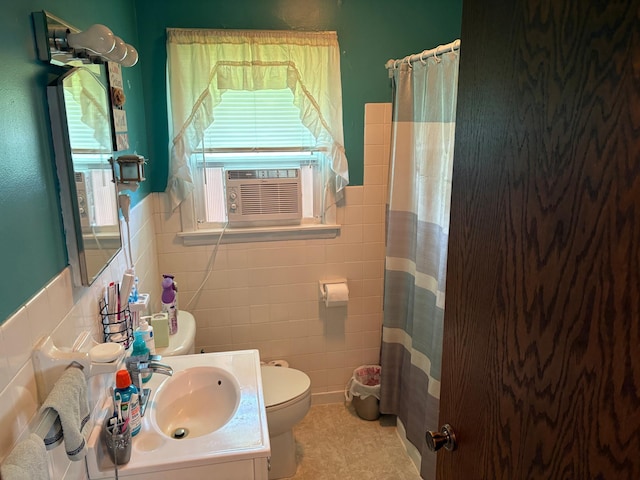 505 Lindquist St W, Onamia, MN 56359 - full bathroom featuring tile walls, toilet, vanity, a shower with shower curtain, and cooling unit