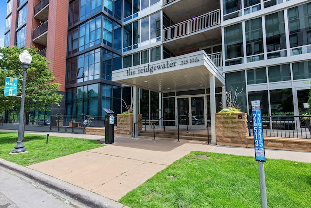 215 10th Ave S Unit 730, Minneapolis, MN 55415 - property entrance with a lawn