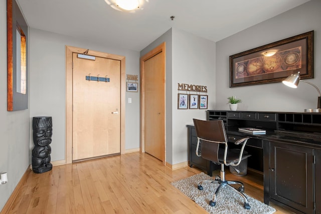 215 10th Ave S Unit 730, Minneapolis, MN 55415 - office with light wood-style floors and baseboards