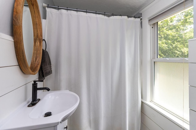1023 Avon St N, Saint Paul, MN 55103 - full bath featuring curtained shower and a textured ceiling