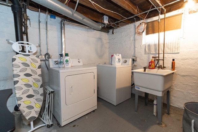 1023 Avon St N, Saint Paul, MN 55103 - laundry room featuring washer and dryer