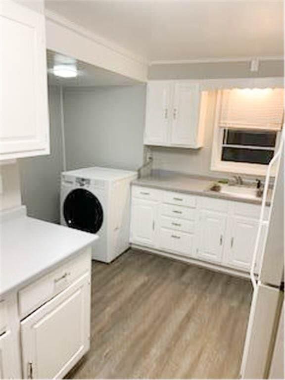 587 Bay St, Saint Paul, MN 55102 - washroom with washer / clothes dryer and wood finished floors