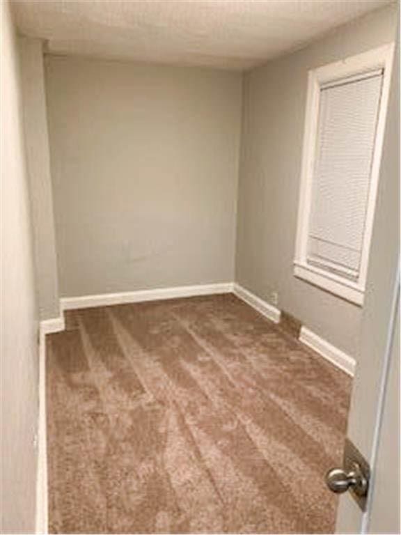 587 Bay St, Saint Paul, MN 55102 - unfurnished room featuring carpet flooring and baseboards