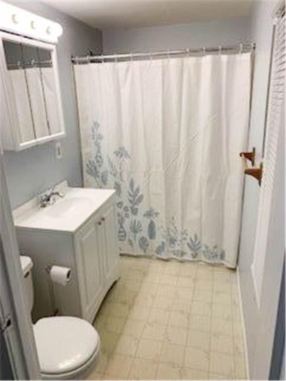 587 Bay St, Saint Paul, MN 55102 - full bath with vanity, a shower with shower curtain, and tile patterned floors