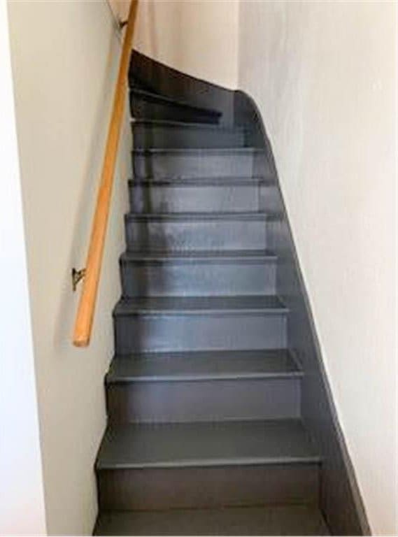 587 Bay St, Saint Paul, MN 55102 - view of staircase