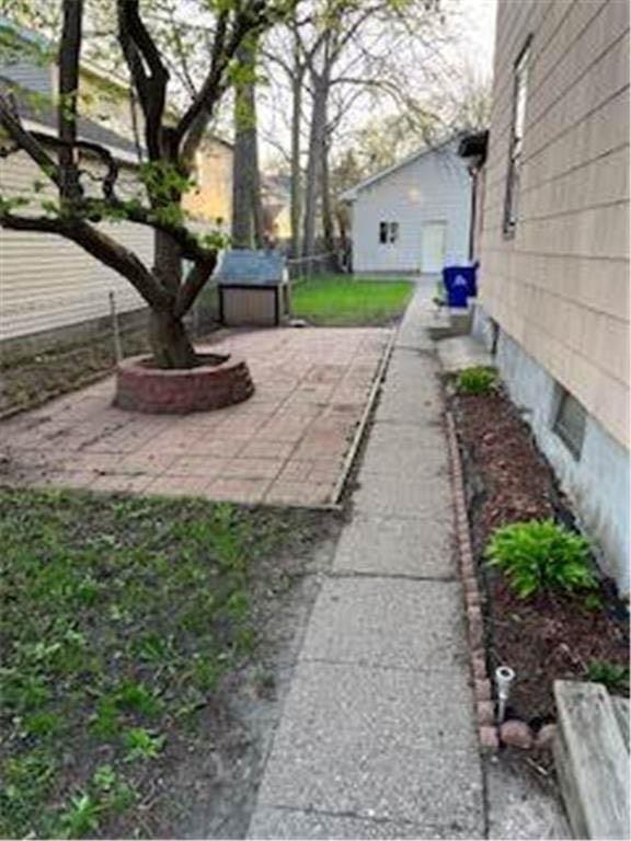 587 Bay St, Saint Paul, MN 55102 - view of yard featuring a patio